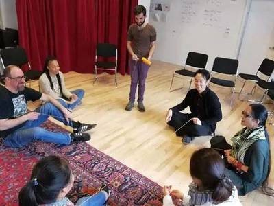 這個(gè)美國(guó)導(dǎo)演,帶涼山彝族人排過(guò)《羅密歐與朱麗葉》