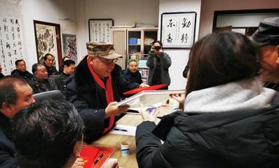 西寧市城北區(qū)書畫愛好者為傳承發(fā)揚(yáng)好中國(guó)書畫文化揮毫潑墨